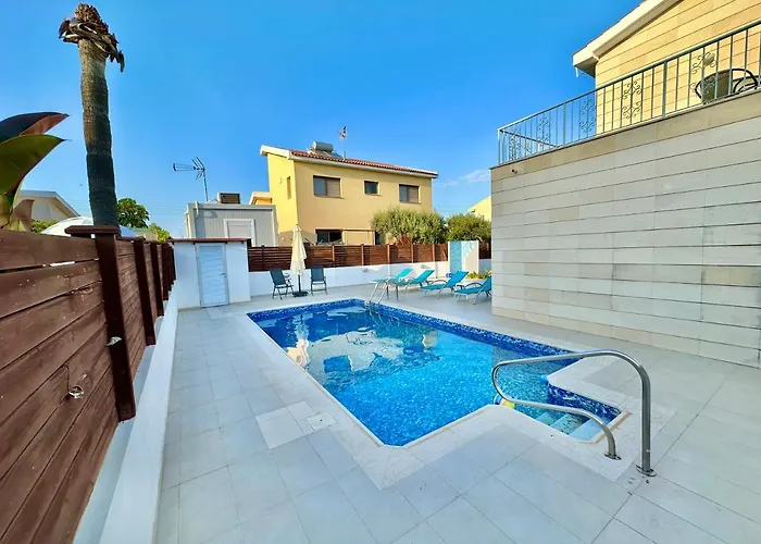 Lovely Pool Villa In Pyla